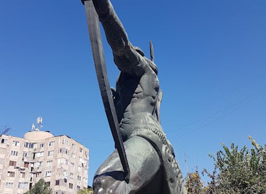 armenia/aparan/landmark/hayk-nahapet-statue