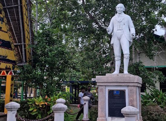 palau/rock-islands/landmark/prince-leeboo-of-belau-statue