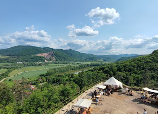 slovakia/banska-bystrica-region/landmark/reviste-castle