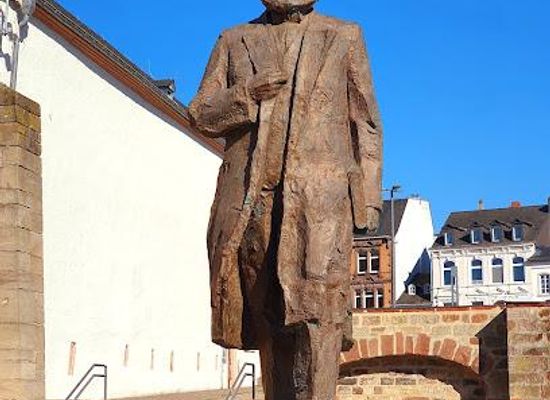 luxembourg/gutland/landmark/karl-marx-denkmal