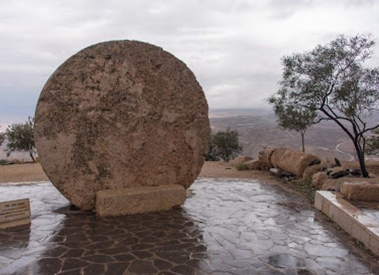 jordan/burial-mounds/landmark/memorial-church-of-moses