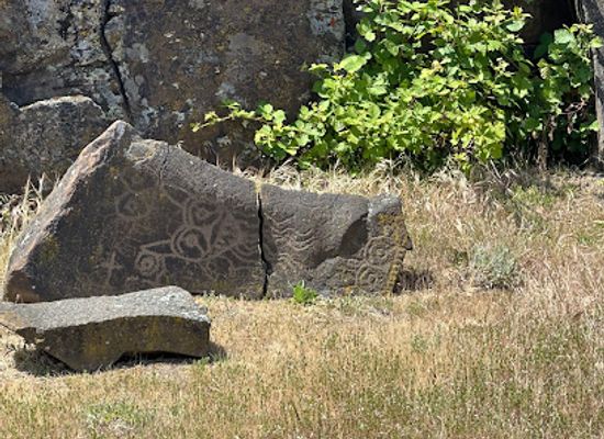 oregon/columbia-river-gorge/landmark/petroglyphs