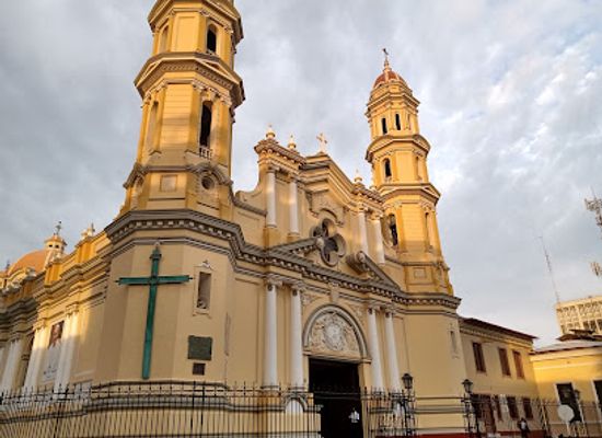 peru/piura/landmark/plaza-de-armas-de-piura