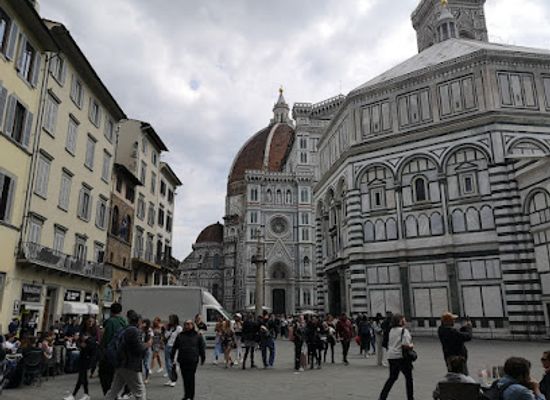 italy/florence/landmark/tourist-house-duomo