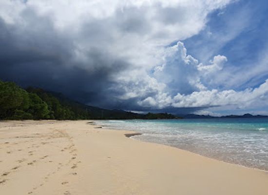 seychelles/ile-d-aurore/landmark/grande-anse-school-monument