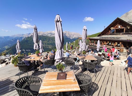 italy/val-di-fassa/landmark/rifugio-friedrich-august