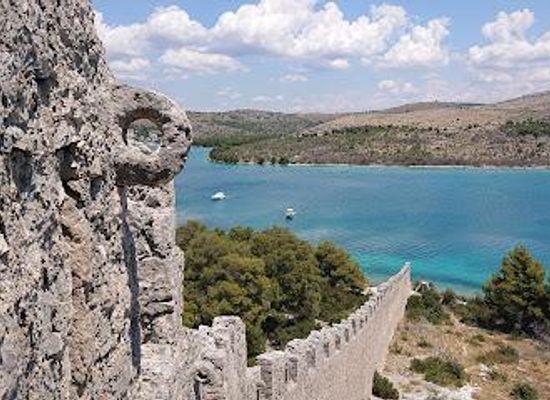 croatia/dalmatia/landmark/the-wall-of-ostrica-bedem-grebastica