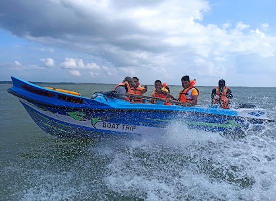 sri-lanka/kalpitiya/landmark/baththalangunduwa-uchimunai-church-boat-tour