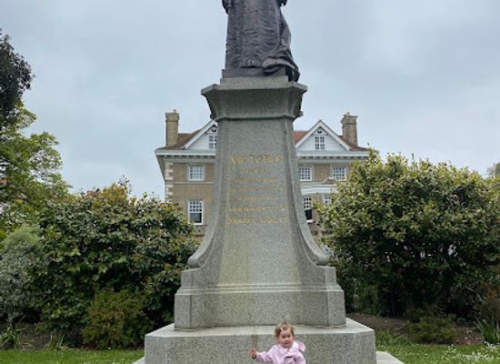 guernsey/forest/landmark/queen-victoria-statue
