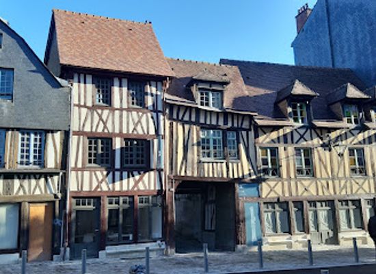 france/rouen/quartier-saint-nicaise/landmark/aitre-saint-maclou