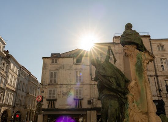 france/la-rochelle/grosse-horloge/landmark/place-des-petits-bancs