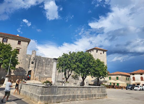 croatia/banovina/landmark/morosini-grimani-castle