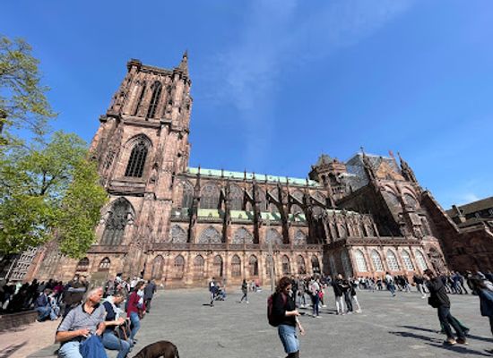 france/strasbourg/landmark/cathedral-builders-statue