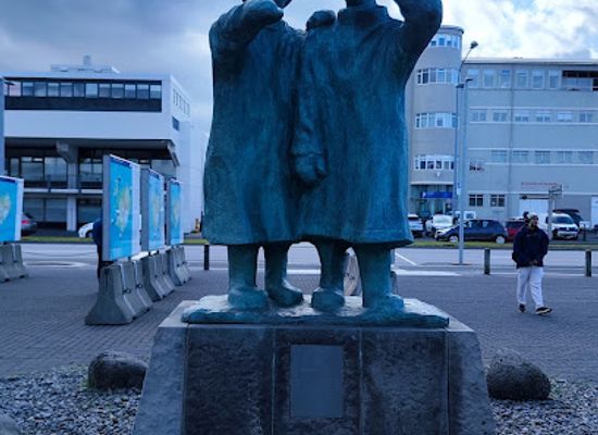 iceland/reykjavik/downtown-reykjavik/landmark/eisenbahn-denkmal