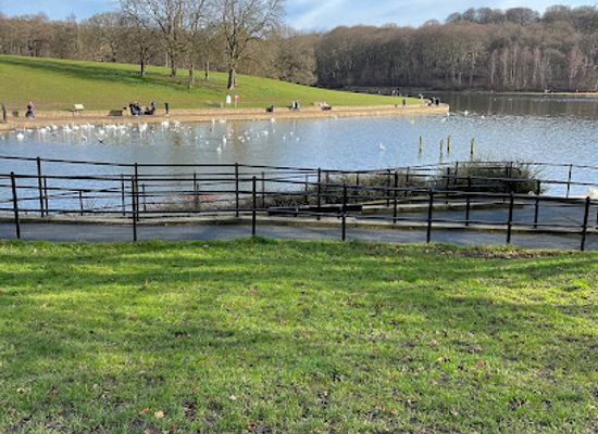 united-kingdom/leeds/roundhay/landmark/lakeside-bandstand