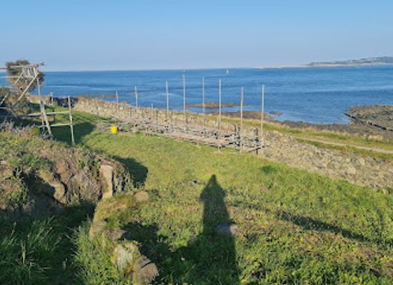 guernsey/vazon-bay/landmark/vale-castle