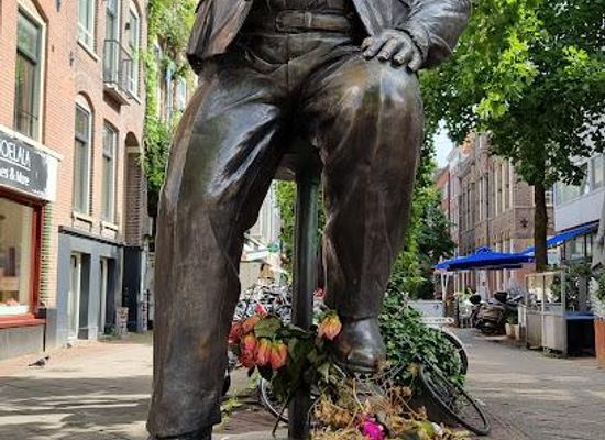 netherlands/leiden/landmark/andre-hazes-monument