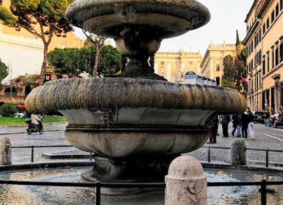 italy/rome/landmark/fountain-of-piazza-d-aracoeli