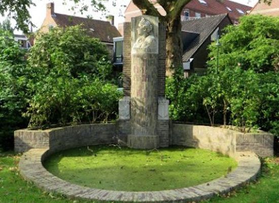 netherlands/delft/landmark/standbeeld-wilhelmina