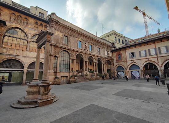 italy/lombardy/landmark/piazza-mercanti