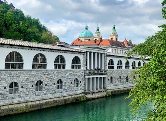 slovenia/southeast-slovenia/landmark/novi-trg-fountain