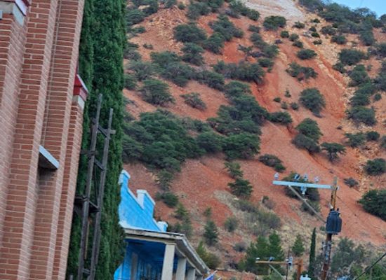 arizona/huachuca-mountains/landmark/the-bisbee-b