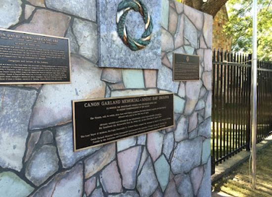 australia/brisbane/kangaroo-point/landmark/canon-garland-memorial-anzac-day-origins
