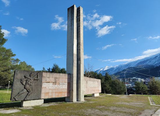 albania/permet/landmark/war-monument-1944