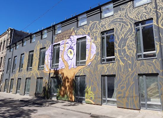 lithuania/vilnius/landmark/house-tree-street-art