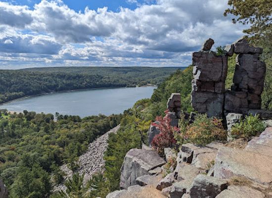 wisconsin/devil-s-lake-state-park/landmark/devils-lake-visitor-center