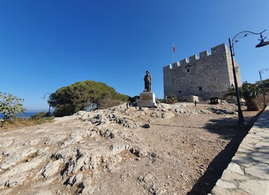 turkiye/kusadasi/landmark/barbaros-hayrettin-pasa-heykeli