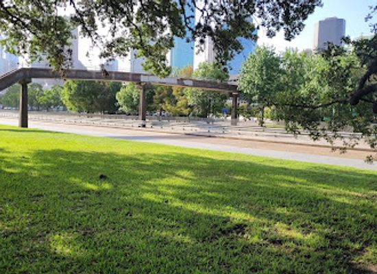 texas/gulf-coast/landmark/sabine-street-footbridge