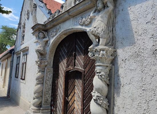hungary/sopron/landmark/ket-mor-haz