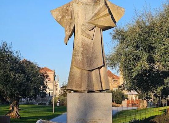 portugal/guimaraes/landmark/estatua-do-bispo-d-antonio-ferreira-gomes
