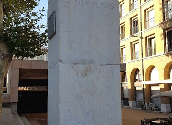 france/marseille/landmark/statue-de-pytheas-et-euthymenes