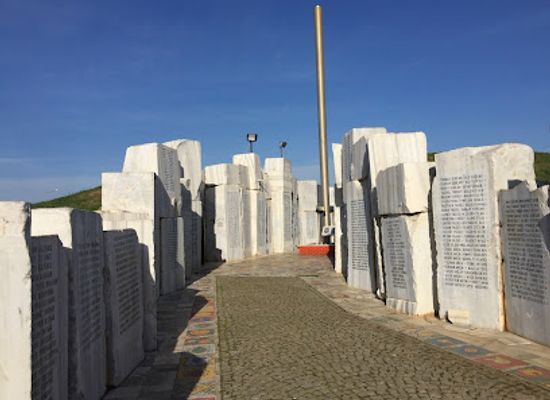 turkiye/aeolis/landmark/17-agustos-parki-deprem-aniti