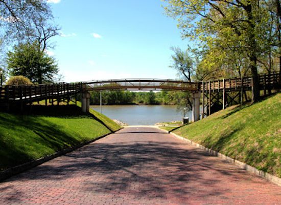 illinois/river-bend/landmark/illinois-river-road-national-scenic-byway