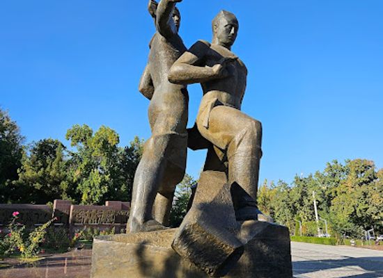 uzbekistan/tashkent-region/landmark/monument-of-courage
