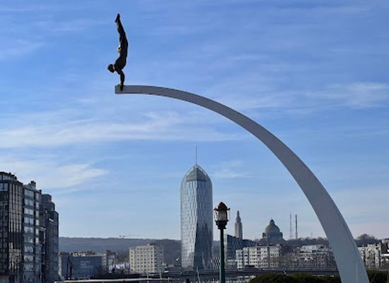 belgium/liege/landmark/le-plongeur-et-son-arc