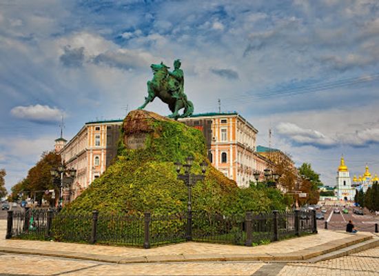 ukraine/tysovets/landmark/bohdan-khmelnytsky-monument