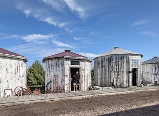 nebraska/southwest-nebraska/landmark/grain-bin-antique-town