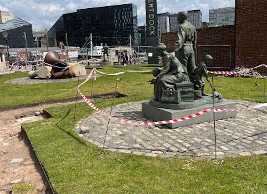 united-kingdom/liverpool/albert-dock/landmark/legacy-sculpture