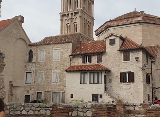croatia/split/bacvice/landmark/street-let-me-pass