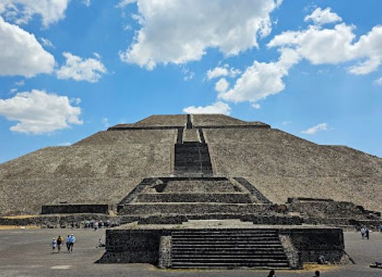 mexico/central-mexico/landmark/plaza-de-la-luna