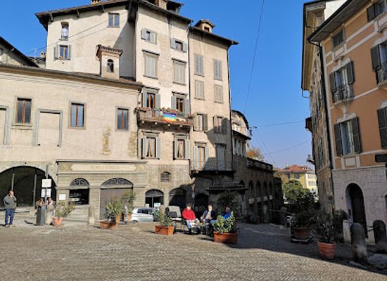 italy/bergamo/landmark/piazza-mercato-delle-scarpe