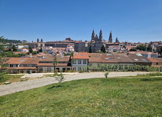 spain/santiago-de-compostela/landmark/escultura-de-isaac-diaz-pardo-miradoiro