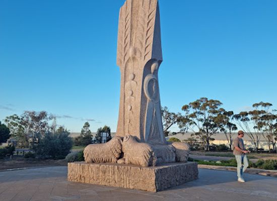australia/outback/landmark/australian-farmer-granite-sculpture