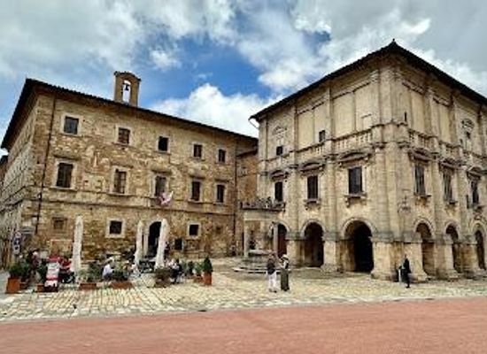 italy/val-di-chiana/landmark/piazza-grande