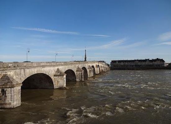 france/centre-val-de-loire/landmark/pont-jacques-gabriel