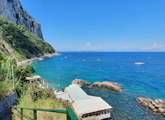 italy/capri/landmark/spiaggia-bagni-di-tiberio